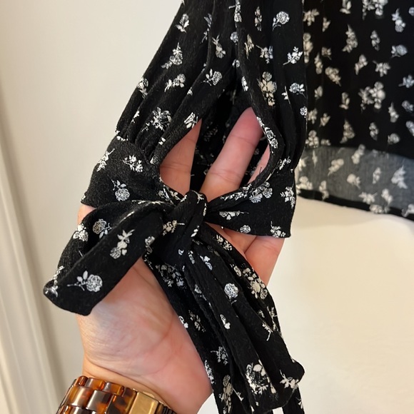 Hinge Long Tie-Sleeved Blouse - Picture 8 of 10